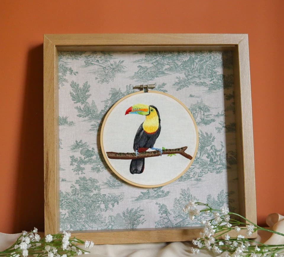 Le Toucan à bec arc-en-ciel, broderie peinture à l'aiguille