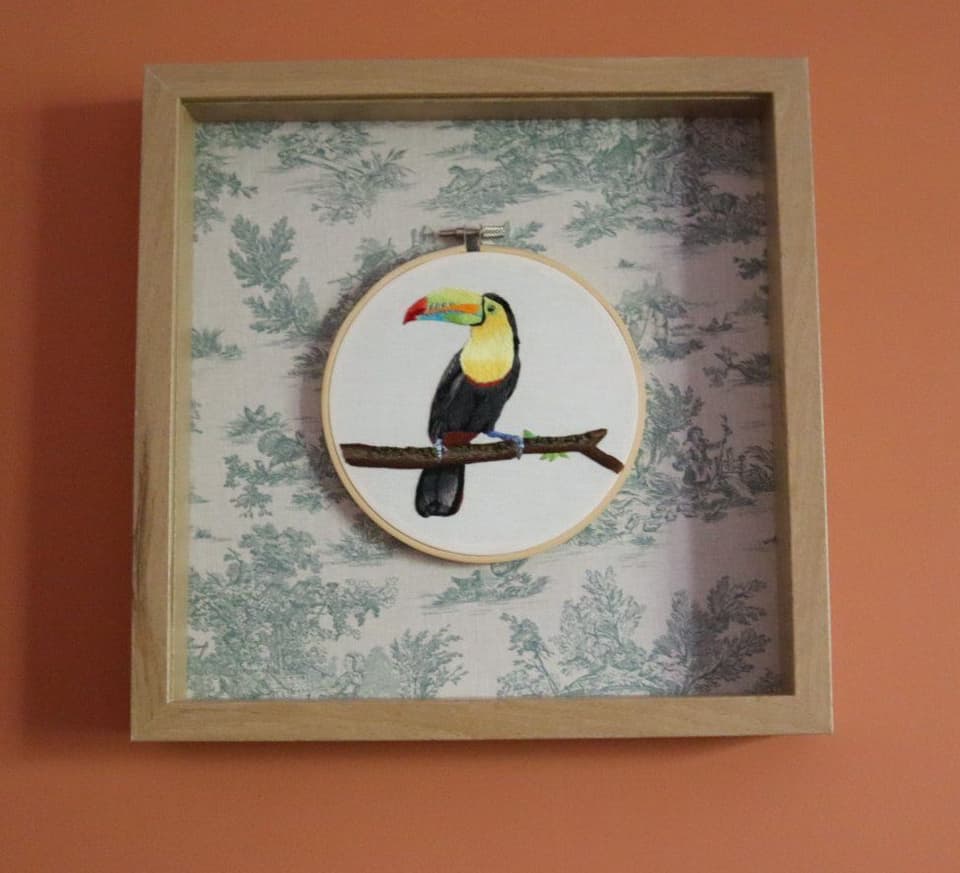 Le Toucan à bec arc-en-ciel, broderie peinture à l'aiguille