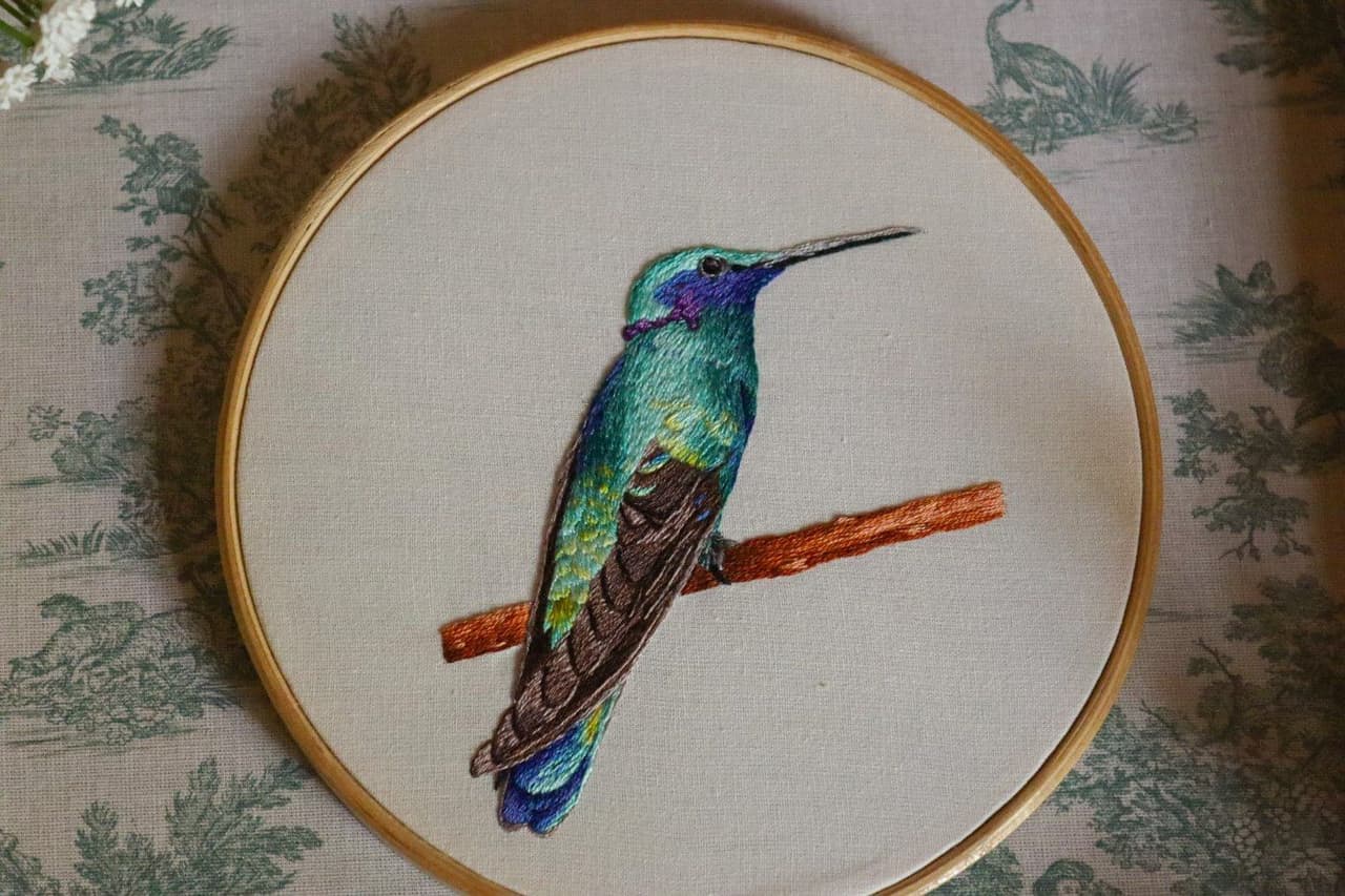 Le Colibri à gorge violette, broderie peinture à l'aiguille